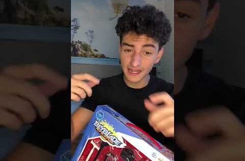 Playing Beyblade! 🤪 ‏من وين عيل صغير